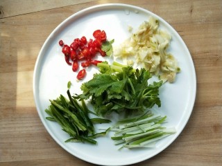 8、香辣下饭菜～客家小炒鱼干,姜切丝，蒜切末，葱切丝，干辣椒切碎，小米辣切丁，青椒(红椒)切细丝，香菜切段。(当然如果你不能接受太辣，可以不要小米辣也可以不要辣椒干，毕竟每个人的嗜辣程度不一样)