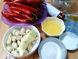 1、蒜蓉辣椒酱,清洗干净食材，准备好其他调料。