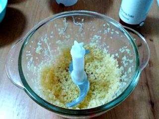 4、蒜蓉辣椒酱,将生姜打碎备用。