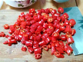 7、蒜蓉辣椒酱,将辣椒切成小段，保留辣椒籽。（清洗后的辣椒要沥干水）