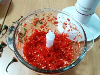 9、蒜蓉辣椒酱,还是把辣椒一样打碎。