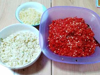 10、蒜蓉辣椒酱,材料都打碎完成盛碗里备用。
