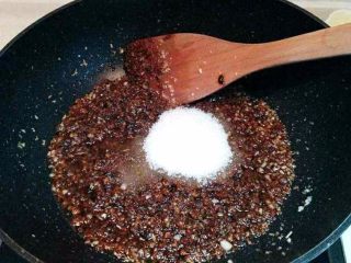 14、蒜蓉辣椒酱,加入白糖，直至白糖融化提味。