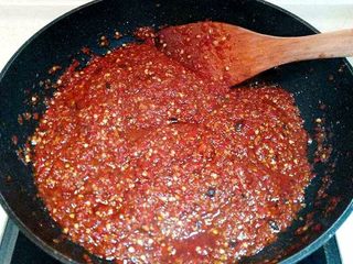 17、蒜蓉辣椒酱,继续炒至完全融合，此时辣椒酱颜色特别鲜艳，关火后放入白酒炒均匀，辣椒酱已经做好了。