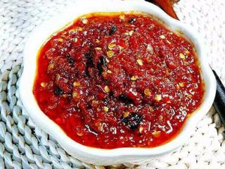 18、蒜蓉辣椒酱,稍微放凉一点，盛入消过毒的玻璃罐中，等彻底放凉，盖好盖子放冰箱冷藏室储存。（如果现吃，盛入适量小碗中，记得使用无油无水的勺子喔）