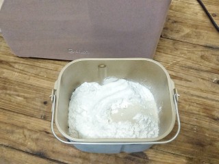 1、椰蓉奶油面包,把除黄油和盐以外的面包用料一次放入面包桶里，选择和面20分钟，还有八分钟的时候，加入软化的盐和黄油