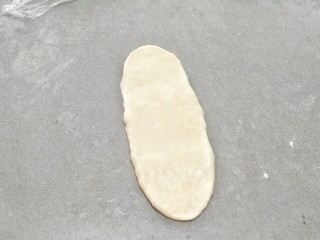 5、椰蓉奶油面包,把松弛好的面团擀开