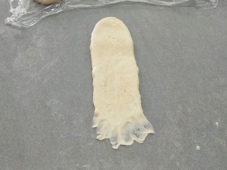 6、椰蓉奶油面包,把底部压扁