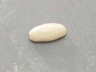 7、椰蓉奶油面包,从上往下卷起