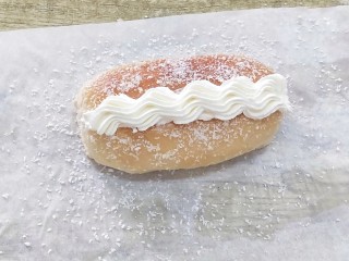 11、椰蓉奶油面包,把刀划开的地方挤入奶油，再把奶油表面装饰一下即可。