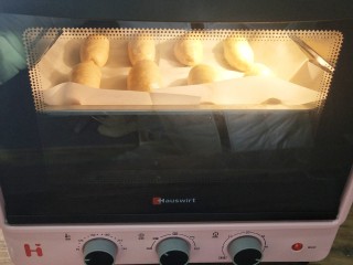 9、椰蓉奶油面包,把表层喷上一层清水和刷一层蛋液，烤箱预热170°，中层上下温烤25分钟左右，期间加盖锡纸