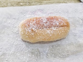 10、椰蓉奶油面包,把面包中间划一刀，再刷上一层溶化的黄油，撒上椰蓉