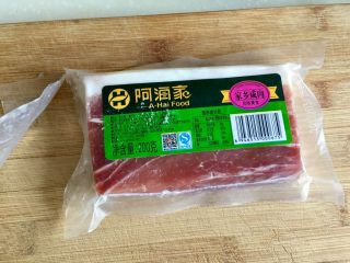 1、一清二白➕海带豆腐咸肉汤,家乡咸肉，淘宝购买，肉质很不错哦。今天做汤切下一小块，煮的汤味道真的很鲜美。