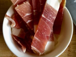 2、一清二白➕海带豆腐咸肉汤,咸肉切下一块，切片。如果怕咸肉太咸可以事先用清水或淡盐水泡一两个小时。我没有泡发，只清洗后直接加水煮汤，咸淡正好，也不用加盐，这个根据大家的口味和烹饪的菜肴决定，怕咸又没有时间泡发的宝宝们可以烧水水开放入咸肉煮五分钟捞出，也可以去咸，然后再切片