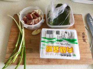3、一清二白➕海带豆腐咸肉汤,食材合照：小葱三根，咸肉片，姜一小块，海带一小张，内脂豆腐一盒，大家用嫩豆腐也可以
