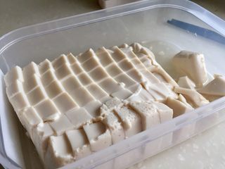 4、一清二白➕海带豆腐咸肉汤,内脂豆腐撕去包装膜，倒扣在三种，用刀划成小块