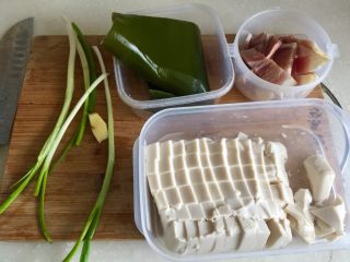 5、一清二白➕海带豆腐咸肉汤,小葱洗净，姜去皮清洗，海带咸肉分别清洗一下