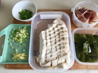 6、一清二白➕海带豆腐咸肉汤,葱白葱绿分开，分别切末，姜切姜丝，海带切成豆腐大小的片