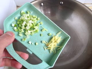 7、一清二白➕海带豆腐咸肉汤,热锅加少许油，爆香葱白姜丝