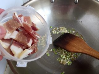 8、一清二白➕海带豆腐咸肉汤,加入咸肉煸炒一下