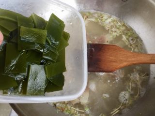 11、一清二白➕海带豆腐咸肉汤,加入海带片