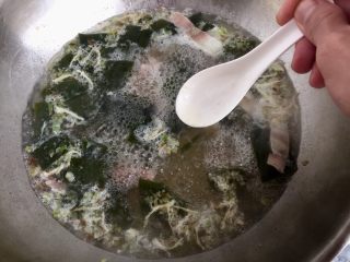 12、一清二白➕海带豆腐咸肉汤,中火煮两三分钟，去除浮末，这个咸肉的浮末基本是很少的