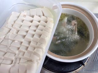 14、一清二白➕海带豆腐咸肉汤,豆腐溢出的水倒掉，将内脂豆腐加入汤中，继续小火炖煮五分钟。