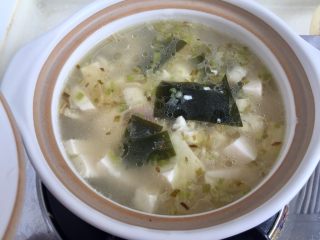 15、一清二白➕海带豆腐咸肉汤,尝下咸淡，我没有再加盐和鸡精，咸度足够，汤汁也很鲜美了，这个根据大家自己口味调整