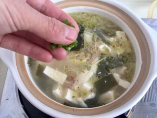 16、一清二白➕海带豆腐咸肉汤,出锅前撒上葱末即可