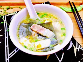 24、一清二白➕海带豆腐咸肉汤,这个汤，做法十分简单，汤汁融合了咸肉的咸鲜和海带独特清香，非常鲜美，再加上超嫩滑的豆腐，不止营养丰富，口感更是一流，值得一试哦^o^