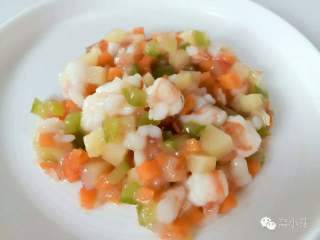 2、芝士虾仁焗香菇,熄火，将炒好的彩蔬虾仁取出备用。