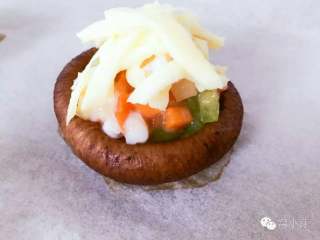 4、芝士虾仁焗香菇,再洒上马苏里拉芝士碎