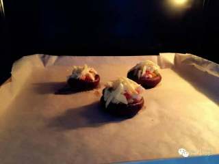 5、芝士虾仁焗香菇,接着继续放入烤箱，170度，上下火，烤5-6分钟左右直至芝士变金黄色即可。