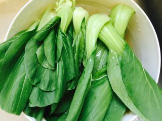 2、香菇油菜,油菜摘去老叶，洗净