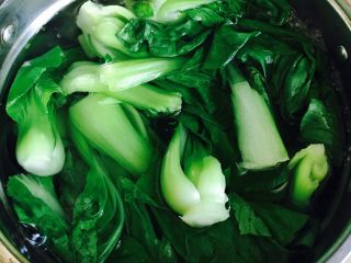 3、香菇油菜,水开发少许盐，倒入油菜翻搅