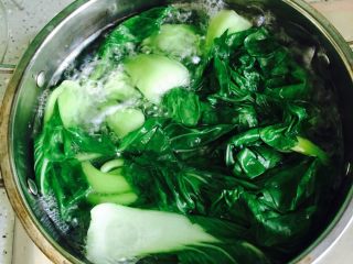 4、香菇油菜,再次开锅关火