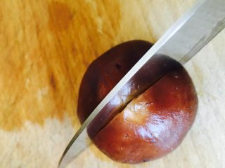 6、香菇油菜,发好的香菇切十字刀