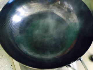 9、香菇油菜,油锅烧热