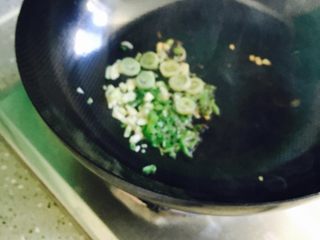 10、香菇油菜,倒入葱蒜碎爆香