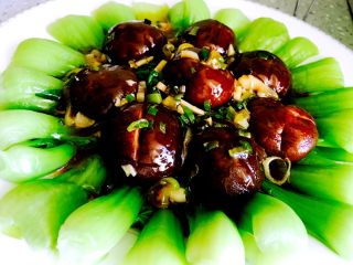 15、香菇油菜,将香菇码放整齐浇上汤汁就可以了
