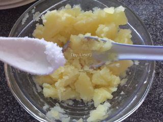 6、芝士焗土豆泥,加入1/8食用盐