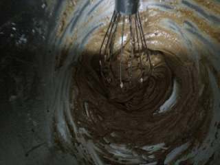 2、消化饼干,分两次加入鸡蛋打发