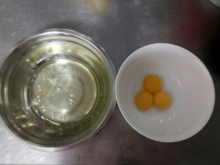1、紫薯酸奶戚风,首先要将鸡白蛋黄分离,分别装入两个盆中。