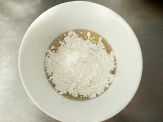 2、紫薯酸奶戚风,然后再把蛋黄打撒,加入葵花籽油,白醋几滴,蛋糕粉,白糖,酸奶。