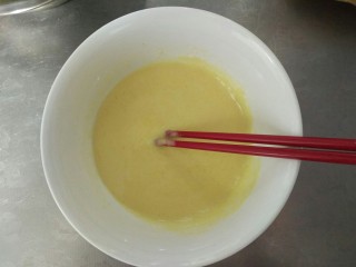 3、紫薯酸奶戚风,一起搅拌均匀至无颗粒状态即可