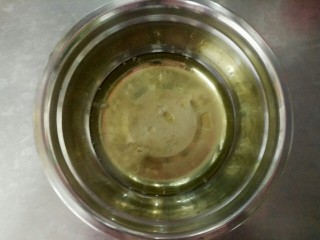 4、紫薯酸奶戚风,在蛋白中加入白醋几滴,白糖