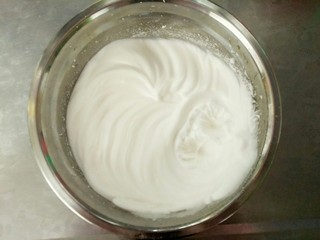 5、紫薯酸奶戚风,开始打发蛋白,注意白糖分三次加入。打发至盆子倒过来都不会流出来的时候,就完成了!