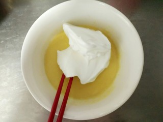 6、紫薯酸奶戚风,取三分之一打发好的蛋白加入蛋液中