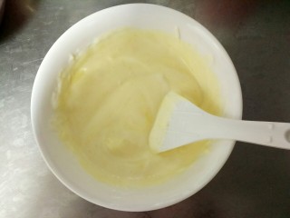 7、紫薯酸奶戚风,轻轻的切拌,注意是切拌,不是搅拌。