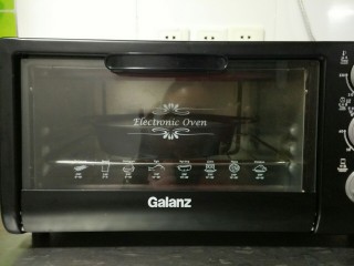 11、紫薯酸奶戚风,烤箱预热十分钟,放入蛋糕胚。上下火120度一小时后,转下火10分钟